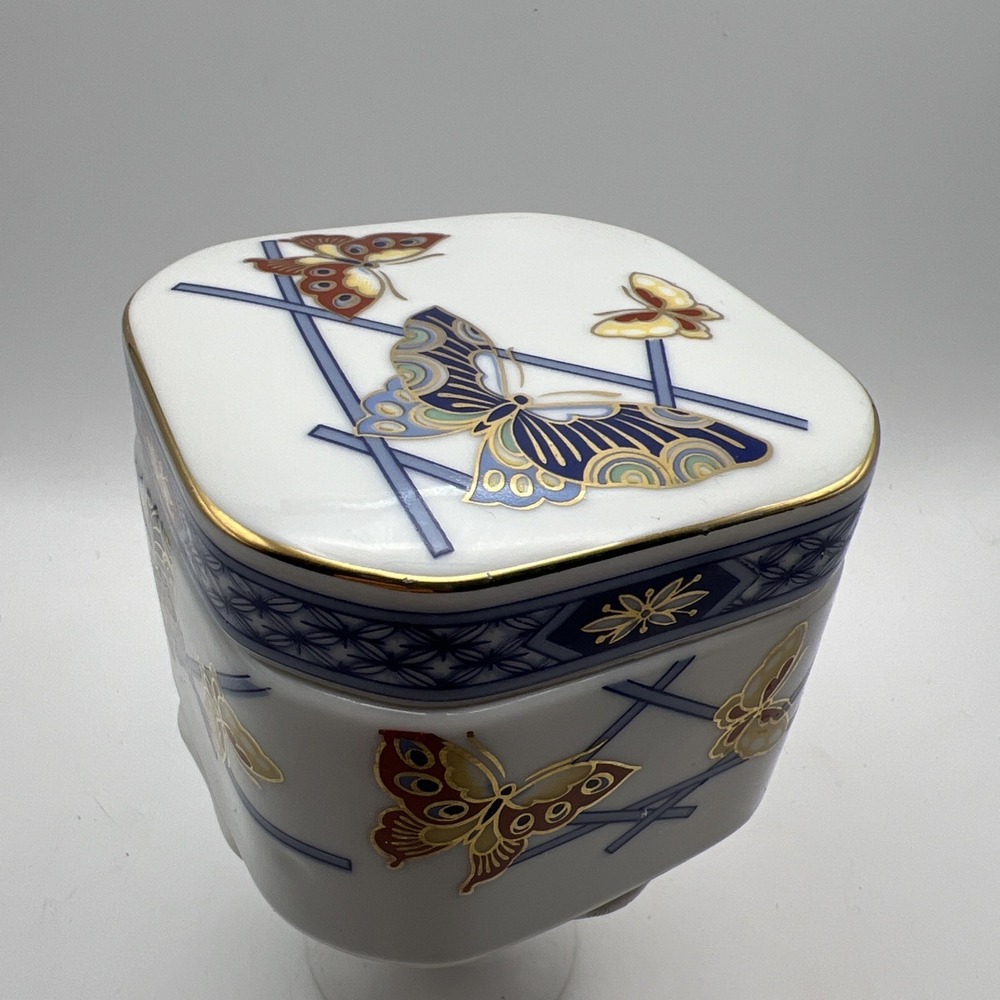 Butter Flight Japan Butterflies with gold accent Porcelain trinket jewelry box